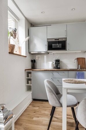 Een magnetron, een oven, een kookplaat, een koffiezetapparaat/waterkoker