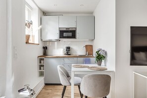 Microwave, oven, stovetop, coffee/tea maker - Trendy & Central Stockholm Apt (Stockholms län)
