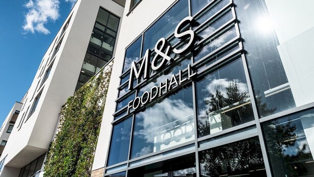 Un bâtiment moderne doté de grandes fenêtres en verre et d’une enseigne indiquant « M&S FOODHALL ».