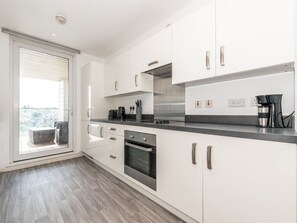 Fridge, microwave, oven, dishwasher - Spacious 2Bedroom in Greater London + Free Parking - Pass the Keys (Edgware)