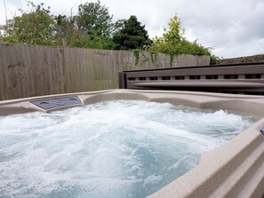 Property grounds - Home With Hot Tub Close to Beach - Pass the Keys (Pentraeth)