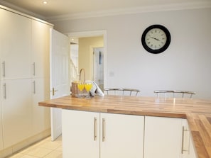 Réfrigérateur, micro-ondes, lave-vaisselle, grille-pain