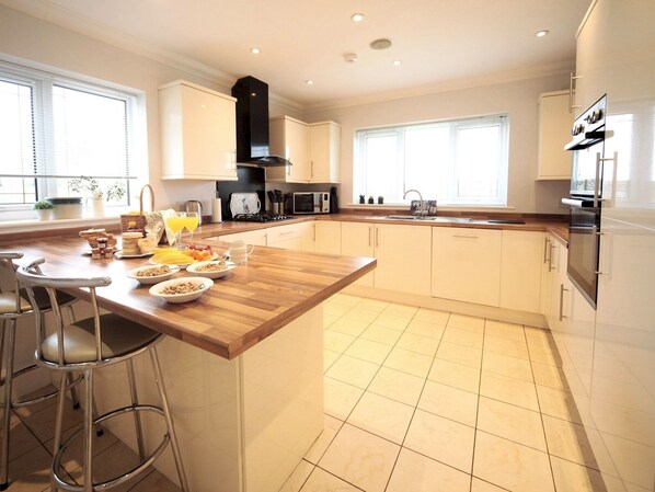 Fridge, microwave, dishwasher, toaster - Home With Hot Tub Close to Beach - Pass the Keys (Pentraeth)