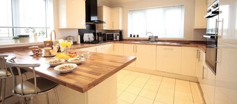 Home With Hot Tub Close to Beach - Pass the Keys