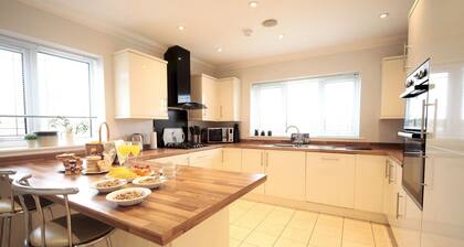 Home With Hot Tub Close to Beach - Pass the Keys