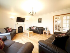 TV, table tennis - Home With Hot Tub Close to Beach - Pass the Keys (Pentraeth)