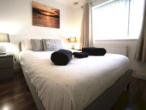 5 bedrooms, iron/ironing board, free WiFi, bed sheets - Home With Hot Tub Close to Beach - Pass the Keys (Pentraeth)