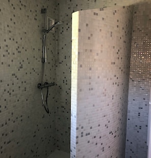 Douche, sĂšche-cheveux, serviettes fournies, savon