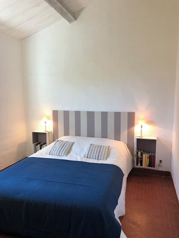 2 habitaciones, tabla de planchar con plancha, wifi y ropa de cama 