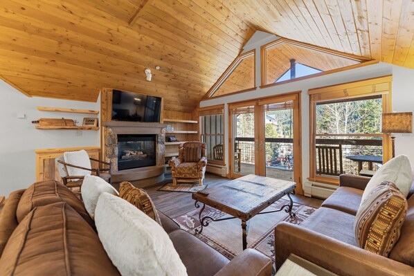 Smart TV, fireplace, computer monitors - Best deck view of River Run ski slope 1 min walk to gondola/village 2 bed 2 bath (Keystone)