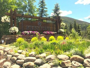 Property grounds - Best deck view of River Run ski slope 1 min walk to gondola/village 2 bed 2 bath (Keystone)