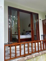 华丽客房, 1 张特大床, 阳台, 花园景观 | 露台