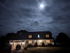 Exterior - Relaxing, spacious 5BR house on the Hudson Creek in charming Cambridge (Cambridge)