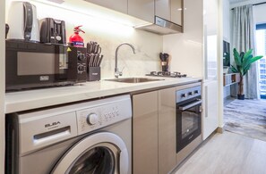 Apartment - Elite LUX Holiday Homes - Contemporary Comfort Studio in Azizi Riviera (Dubai)