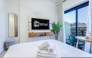 Room - Elite LUX Holiday Homes - Contemporary Comfort Studio in Azizi Riviera (Dubai)