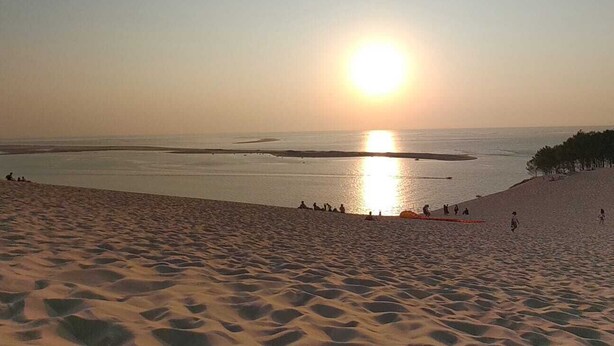 A beach with sand dunes and a sunset over the water. - Charming house with swimming pool near the Golf d'Arcachon (La Teste-de-Buch)