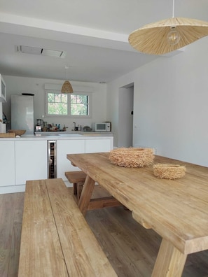 Fridge, microwave, oven, stovetop - Charming house with swimming pool near the Golf d'Arcachon (La Teste-de-Buch)