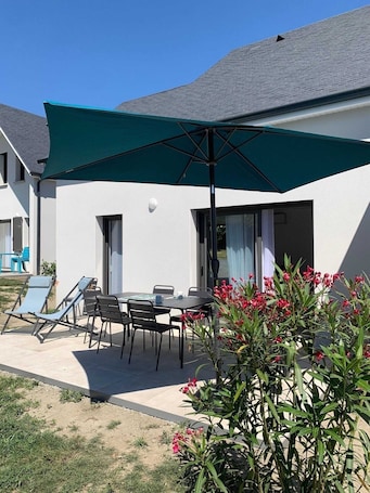 Outdoor dining. Gîte les Edelweiss - Fleurs des Pyrénées