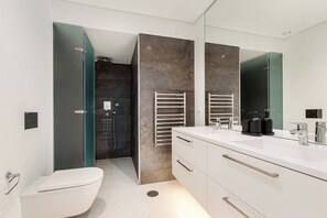Shower, hair dryer, bidet, towels - Brand new Aparment with Wifi in the center of Lisbon. (Lisboa)