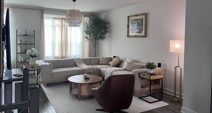 Cozy townhome private master bedroom in serene Chillum with AC, WiFi,