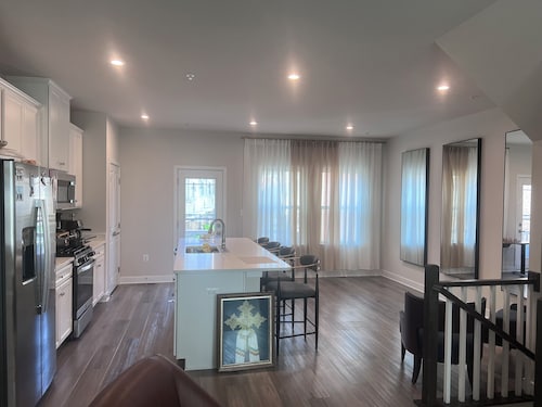 Cozy townhome  private master bedroom in serene Chillum with AC, WiFi, 