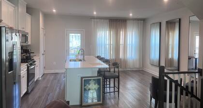 Cozy townhome private master bedroom in serene Chillum with AC, WiFi,