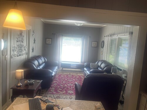 Charming 2-bedroom house in peaceful Warren with AC, WiFi