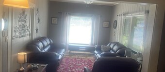 Charming 2-bedroom house in peaceful Warren with AC, WiFi