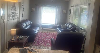 Charming 2-bedroom house in peaceful Warren with AC, WiFi