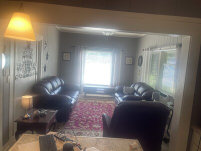 Charming 2-bedroom house in peaceful Warren with AC, WiFi