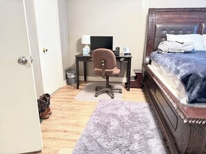 Tabla de planchar con plancha, wifi y ropa de cama 