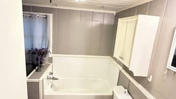 SĂšche-cheveux, serviettes fournies, savon, papier toilette