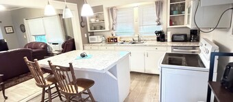 Charming 2-bedroom house in peaceful Warren with AC, WiFi