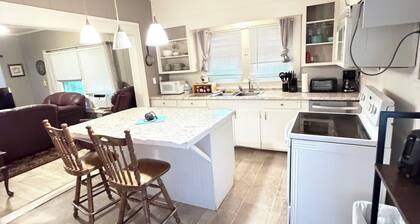 Charming 2-bedroom house in peaceful Warren with AC, WiFi