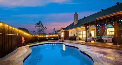 Luxurious gem with a pool, spa and outdoor kitchen