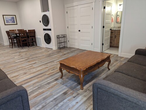 Charming 2-bedroom apartment with WiFi , AC and Heating in serene Enterprise