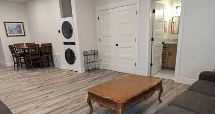 Charming 2-bedroom apartment with WiFi , AC and Heating in serene Enterprise