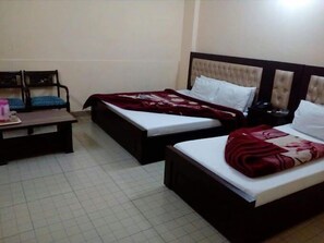 Deluxe Double Room | Soundproofing, iron/ironing board, free WiFi - Hotel Sky Inn (Rawalpindi)