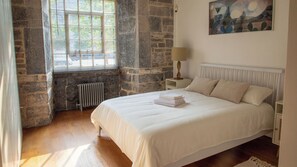 2 soverom, strykejern/-brett, wi-fi og sengetøy