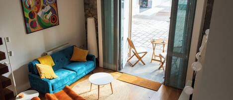 Una Smart TV, un reproductor de DVD, libros, una biblioteca de música