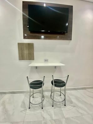 Espace de travail pour ordinateur portable, Wi-Fi gratuit, draps fournis