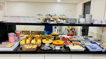 Café da manhã com buffet grátis todos os dias