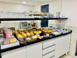 Café da manhã com buffet grátis todos os dias