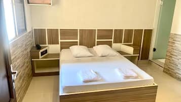 Espacio para trabajar con un portátil, wifi gratis, ropa de cama