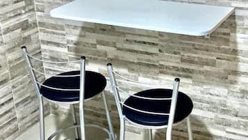 Espacio para trabajar con un portátil, wifi gratis, ropa de cama