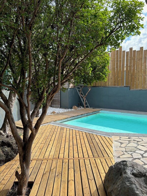 Una piscina al aire libre, una piscina climatizada