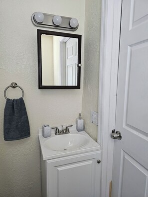 シャワー、タオル、トイレットペーパー