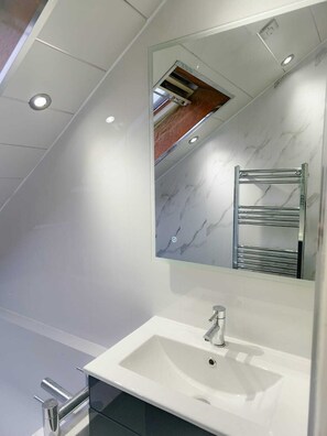 Sèche-cheveux, peignoirs, serviettes fournies, savon