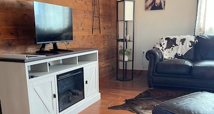 Lasater Ranch Bunkhouse- close to town & wineries!