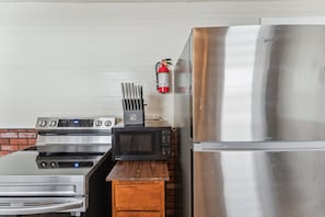 Fridge, microwave, oven, coffee/tea maker